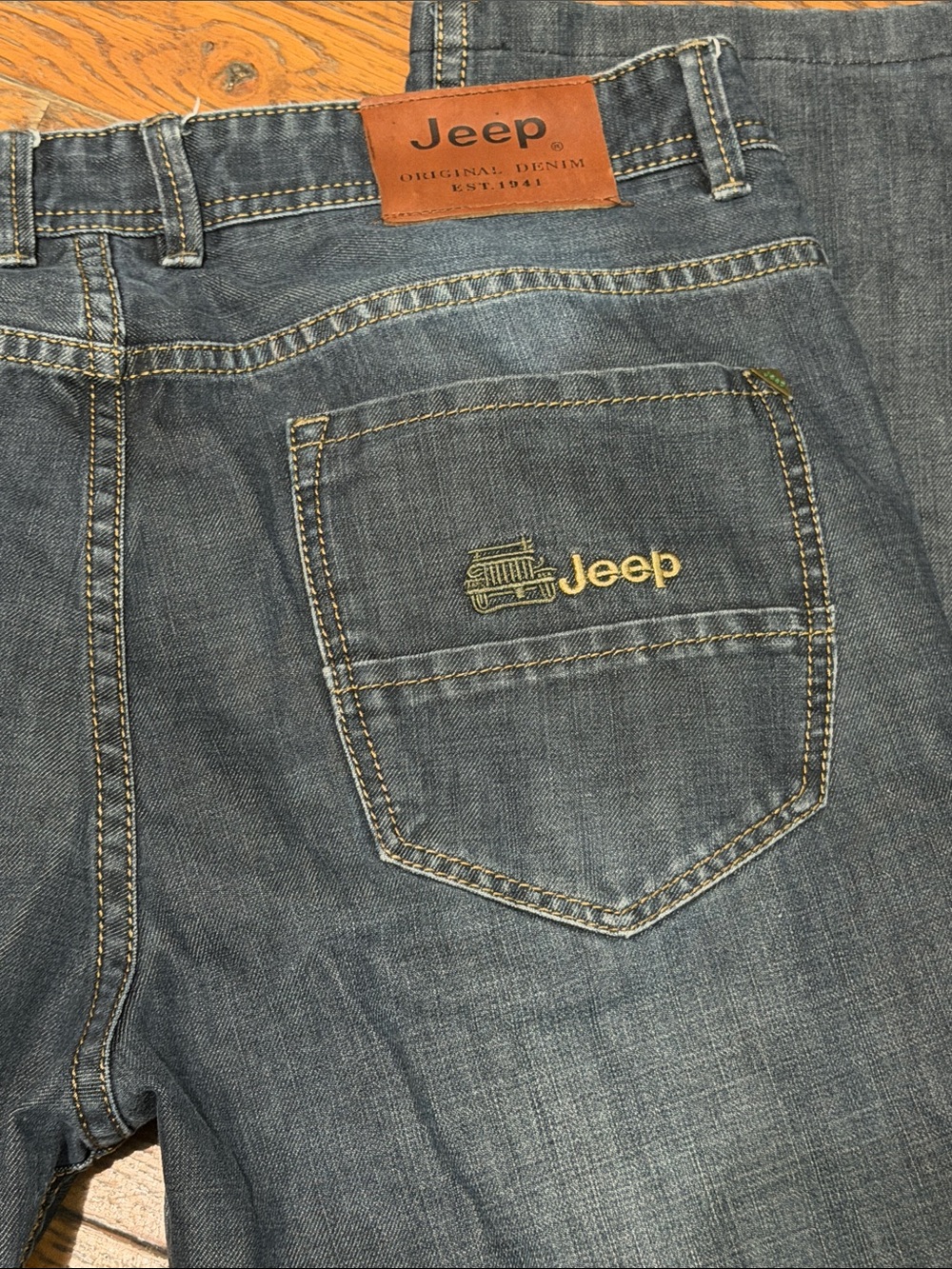 Jeep Men's Gray-Blue Relaxed Denim Jeans with Embroidered Logo wrangler OllllllO